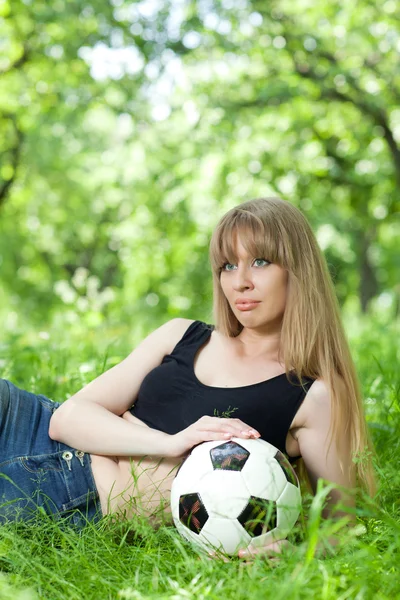 Vrouw en een voetbal — Stockfoto