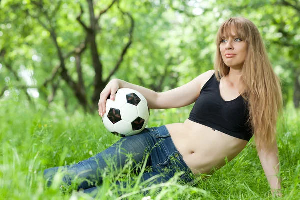 Mulher e uma bola de futebol — Fotografia de Stock
