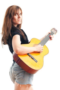 Gitar tutan kadın.
