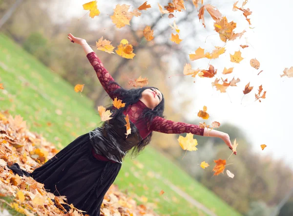 Gothic girl in the autumn park — Stock Photo, Image