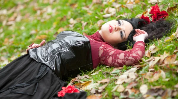 Gothic girl in the autumn park — Stock Photo, Image