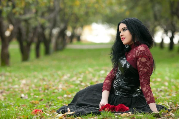 Fille gothique dans le parc d'automne — Photo