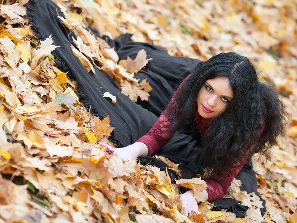 Chica gótica en las hojas —  Fotos de Stock