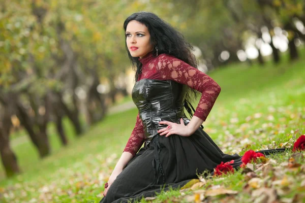Gothic girl v podzimním parku — Stock fotografie