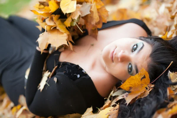 Menina gótica nas folhas — Fotografia de Stock