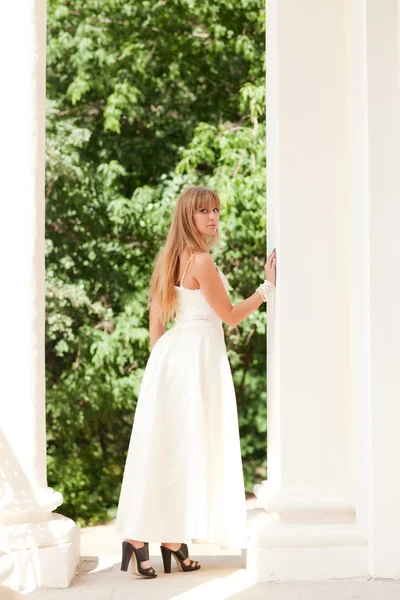 Beautiful girl near pillars — Stock Photo, Image