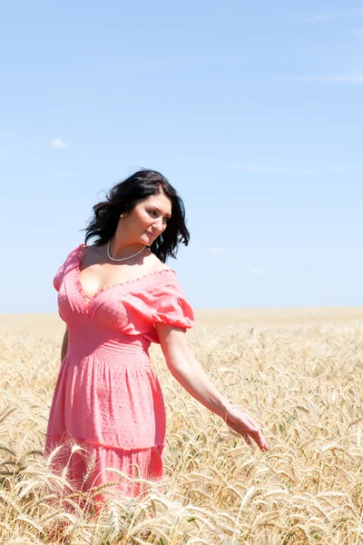 Adult woman in a wheat field — Stock Photo, Image