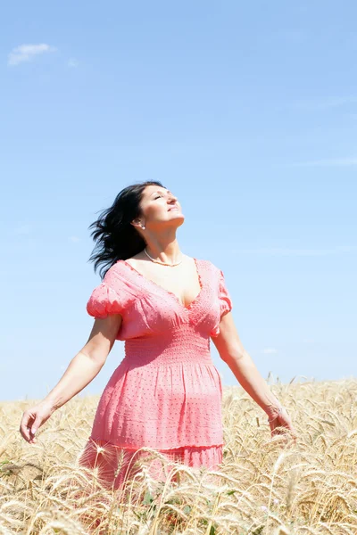 Mulher adulta em um campo de trigo — Fotografia de Stock