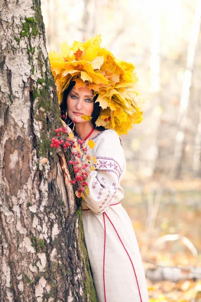 Femme près d'un arbre — Photo