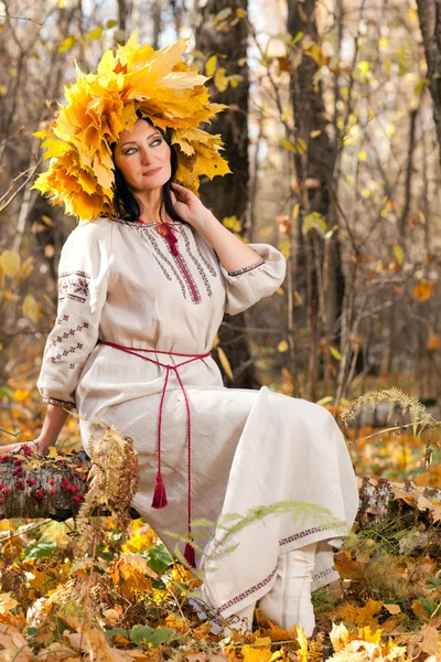 Žena v podzimním lese — Stock fotografie