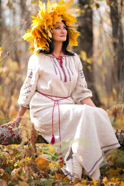ผู้หญิงในป่าฤดูใบไม้ร่วง — ภาพถ่ายสต็อก