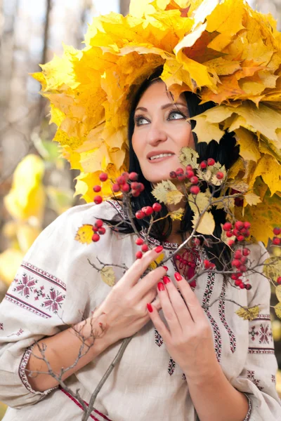 Woman in the autumn forest — Stock Photo, Image