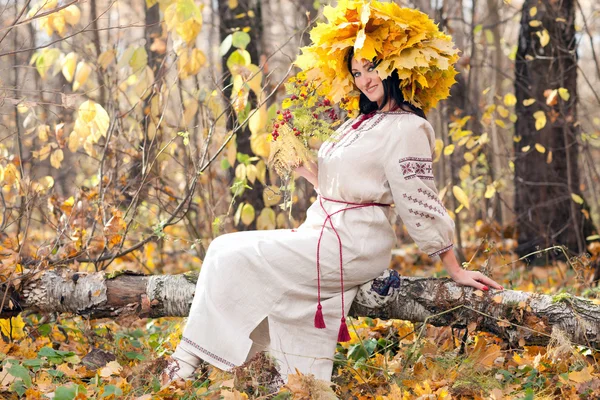 Woman in the autumn forest — Stock Photo, Image