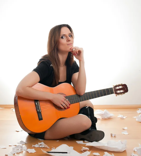 Kvinna med gitarr — Stockfoto