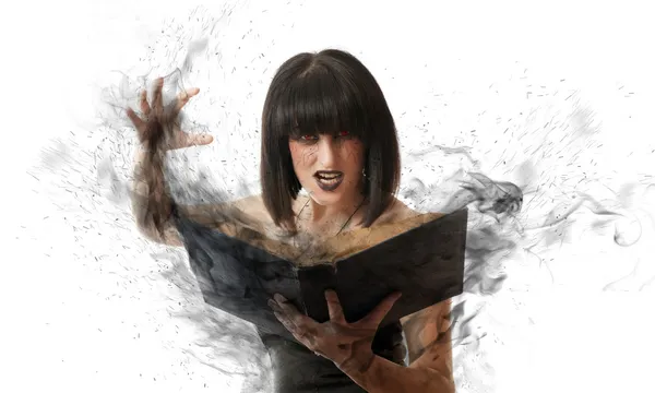 Mulher com um livro de magia — Fotografia de Stock