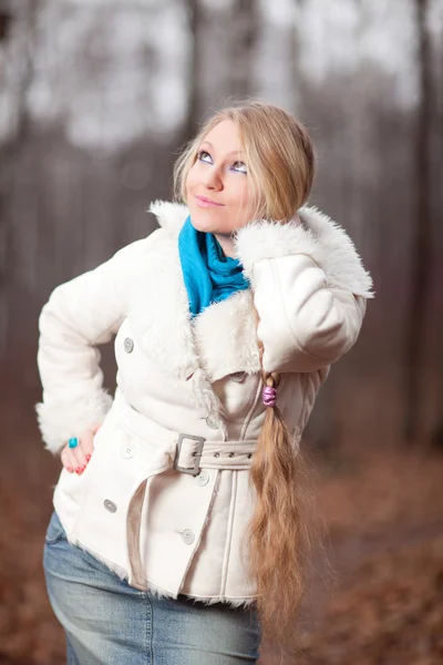 Vrouw met een lange vlecht — Stockfoto