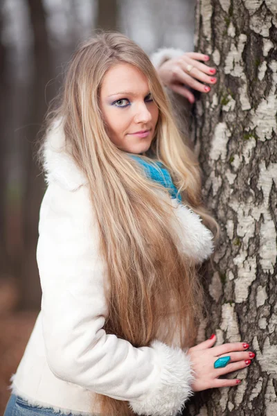 Mulher com cabelo comprido — Fotografia de Stock