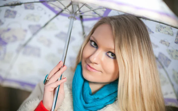 Mulher sob um guarda-chuva — Fotografia de Stock