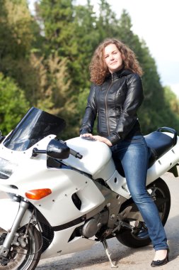 Motosiklette oturan kadın.