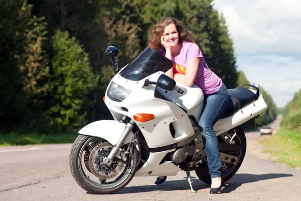 Kvinna som sitter på en motorcykel — Stockfoto