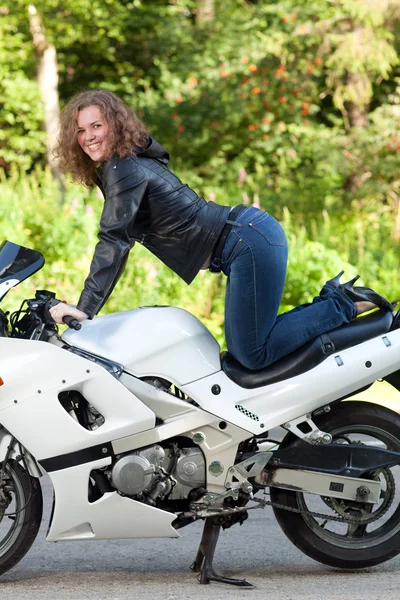 Kvinna som sitter på en motorcykel — Stockfoto