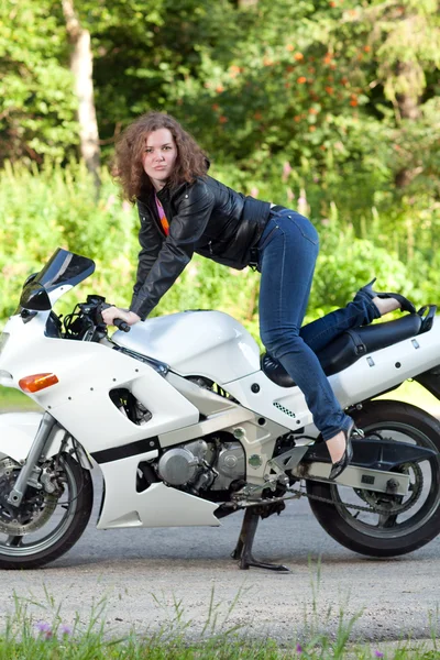 Mujer sentada en una motocicleta — Foto de Stock