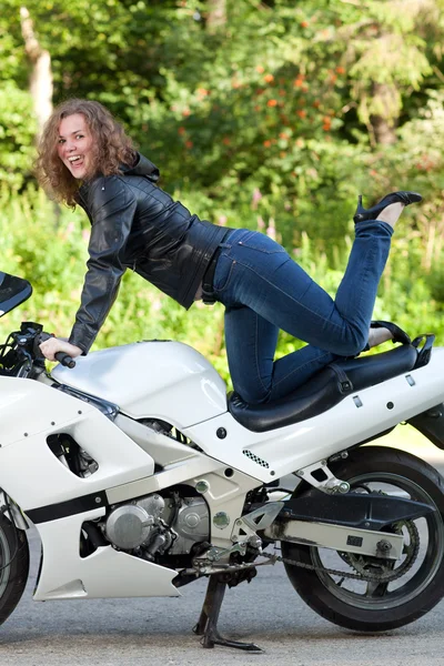 Женщина сидит на мотоцикле — стоковое фото