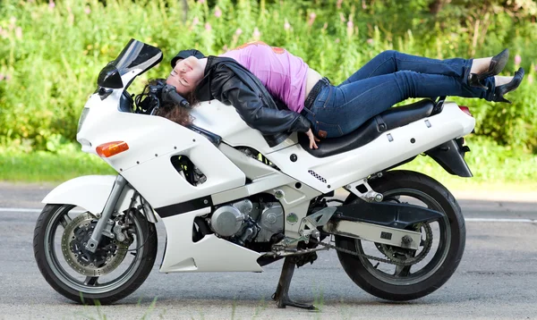 Mulher está em uma motocicleta — Fotografia de Stock