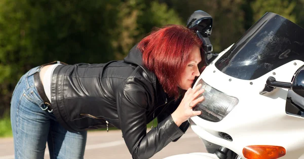 Γυναίκα που πιέζεται η μοτοσικλέτα — Φωτογραφία Αρχείου