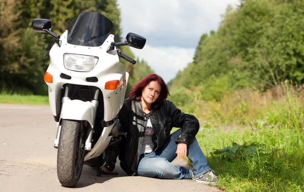 Женщина возле мотоцикла — стоковое фото