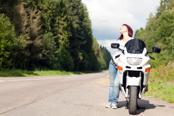 Kvinna nära en motorcykel — Stockfoto