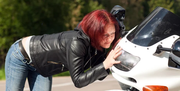 Mujer presionada contra la motocicleta — Foto de Stock