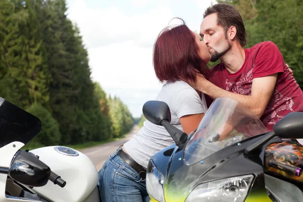 Άνδρας και γυναίκα στις μοτοσικλέτες — Φωτογραφία Αρχείου