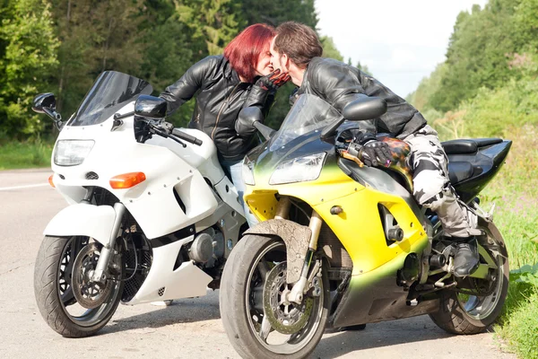 Homem e mulher em motocicletas — Fotografia de Stock