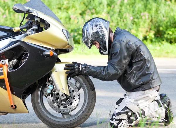 Man nära en motorcykel — Stockfoto