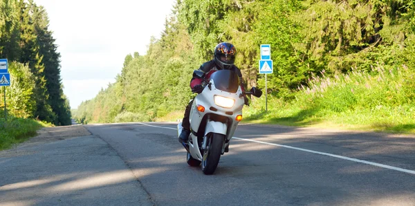 Motorcyklist på vejen - Stock-foto