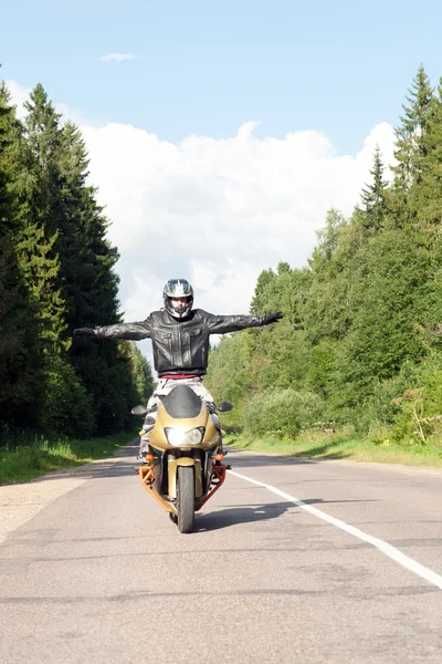 Motociclista na estrada — Fotografia de Stock