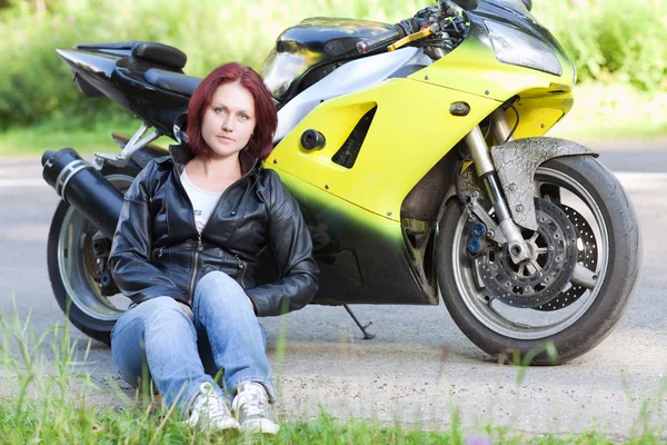 Mulher sentada perto de bicicleta — Fotografia de Stock