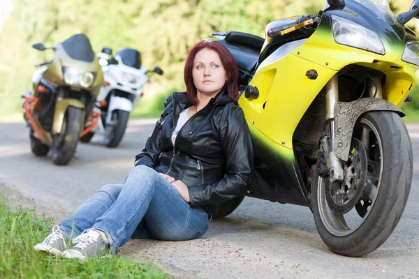 Woman sitting near bike — Stock Photo, Image