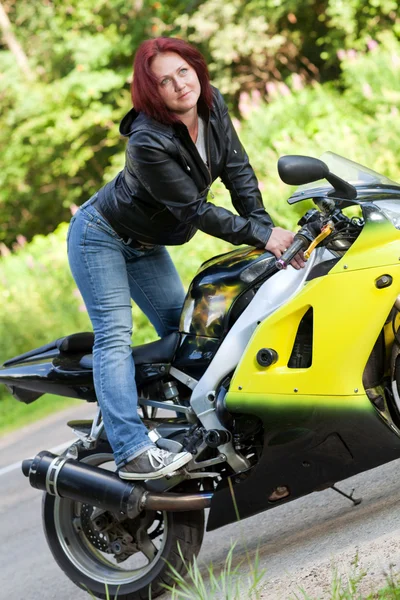 Woman standing near bike — Stock Photo, Image