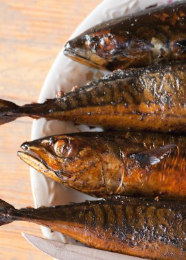 bir plaka üzerinde füme balık