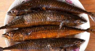 bir plaka üzerinde füme balık