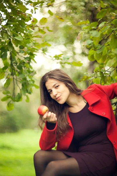 Kvinna som håller i ett äpple — Stockfoto