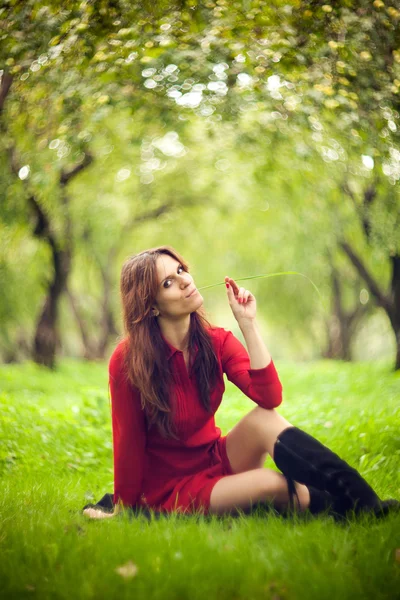 Frau sitzt auf Gras — Stockfoto