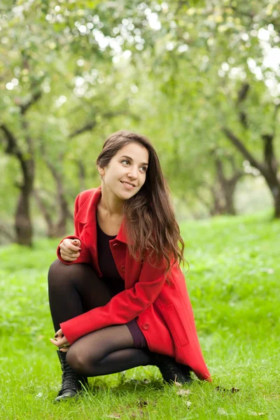 Vrouw in rode jas — Stockfoto