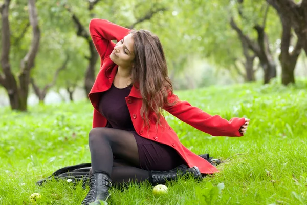 Femme en manteau rouge — Photo