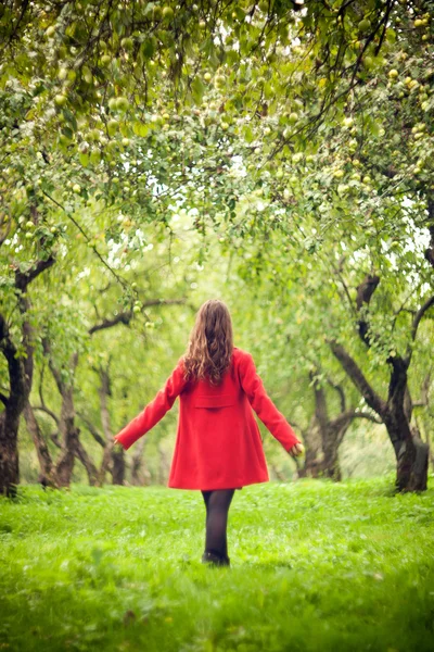 Woman walking on the grass — Stock Photo, Image