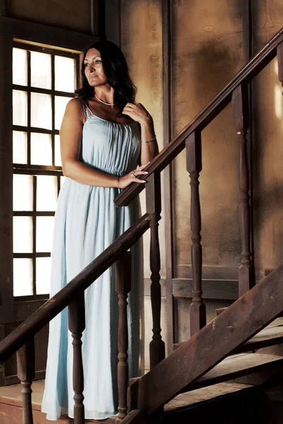 Ahşap merdiven üzerinde kadın — Stok fotoğraf