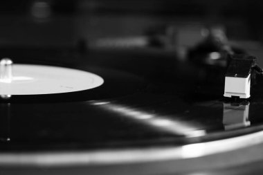 Siyah kayıtta vinil pikap iğnesi yakın plan