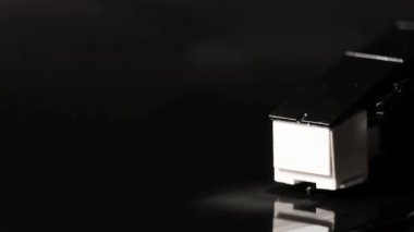 Siyah kayıtta vinil pikap iğnesi yakın plan